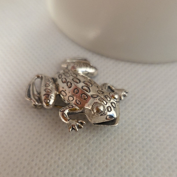 Silver Frog Brooch - Picture 4 of 4